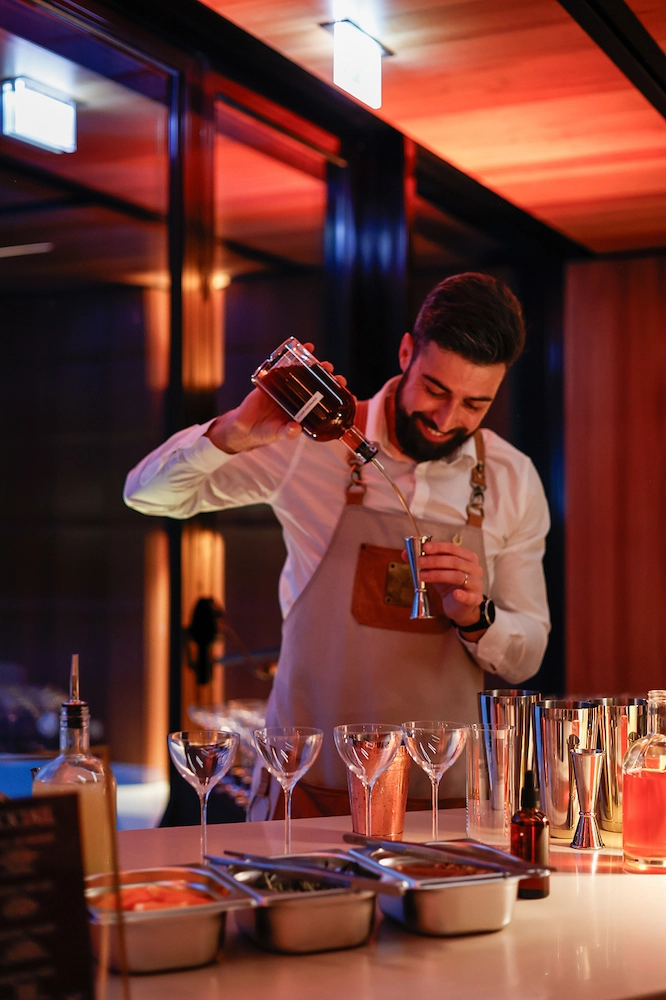 Photo de Loïc Sciampagna en train de servir des cocktails lors d'un évènement